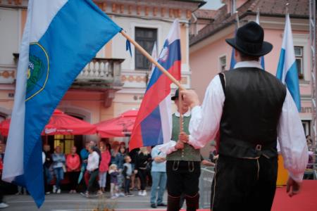 Presenetljiv odziv ob prvem dnevu praznovanja 50. Dnevov narodnih noš in oblačilne dediščine v Kamniku (51)
